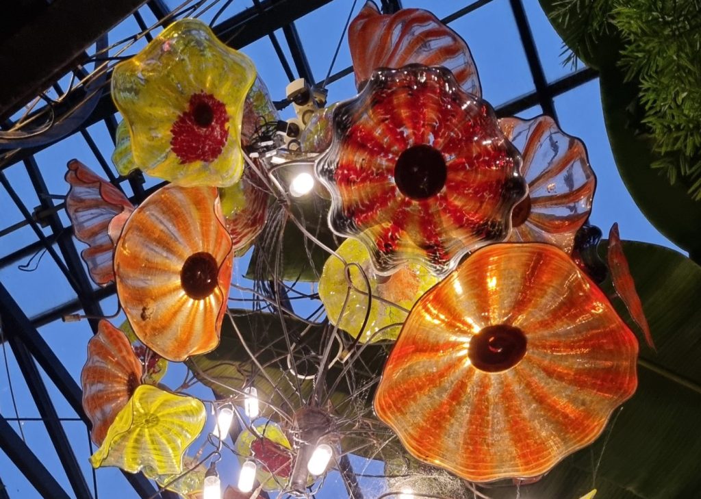 Gläserne Beleuchtungskörper im Wintergarten der Glaswelt