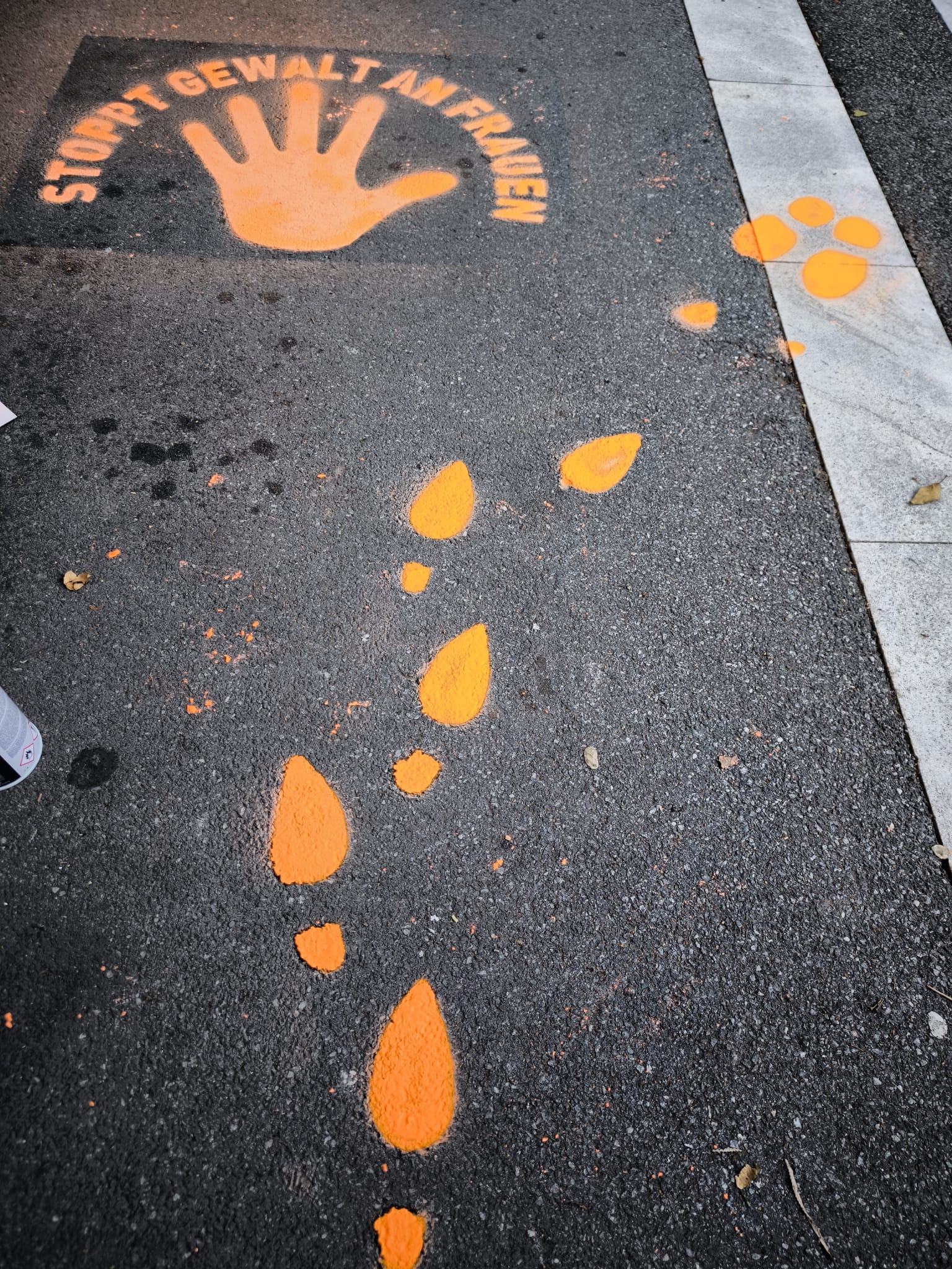 Orange Schritte gegen Gewalt an Frauen