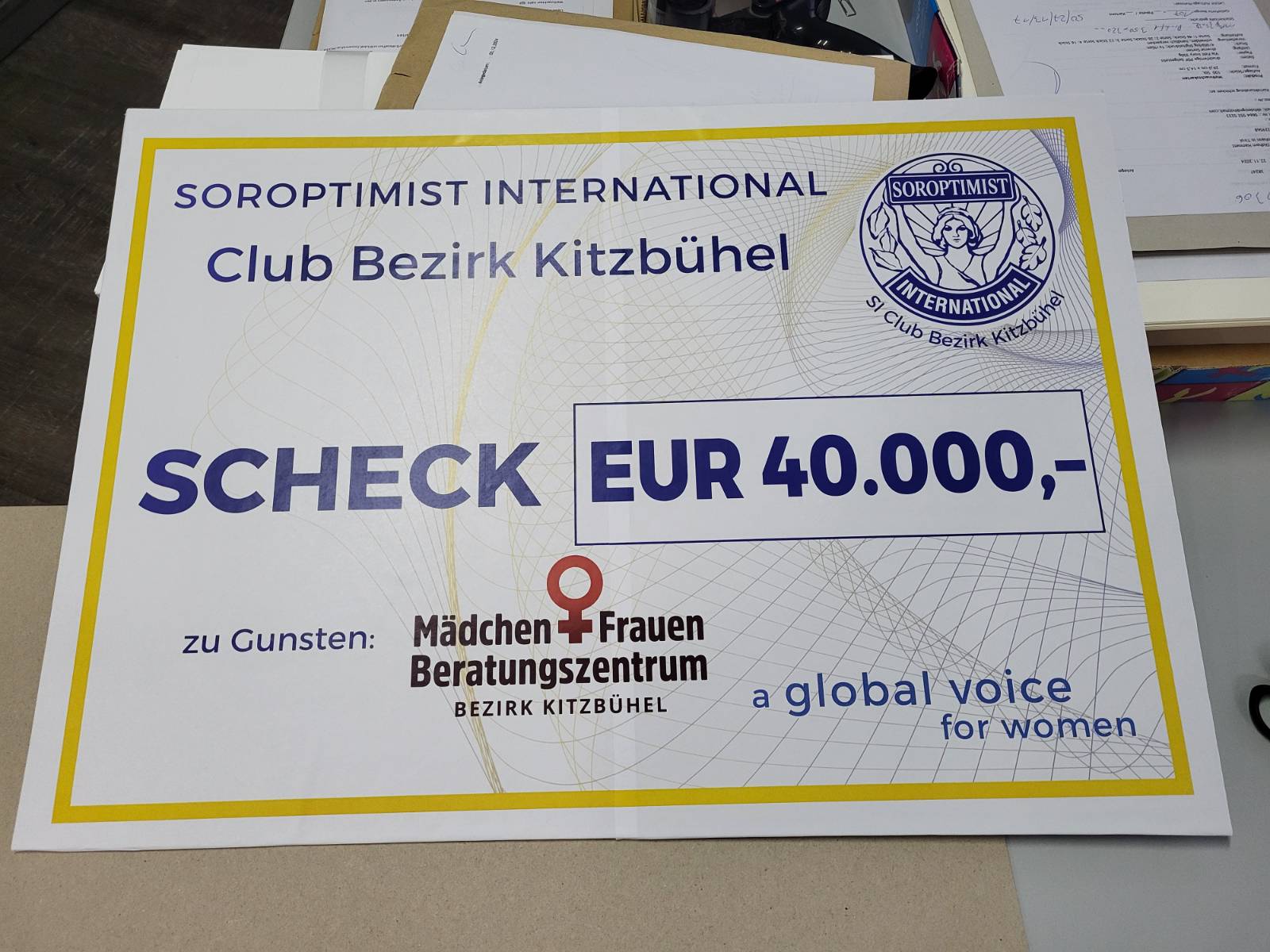 Übergabe Scheck an Mädchen- und Frauenberatungszentrum