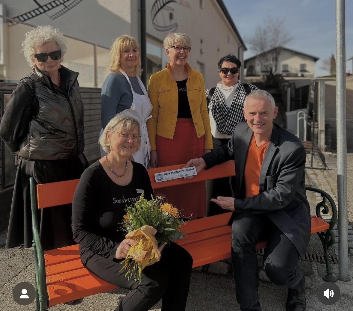 Orange Bänke gegen Gewalt