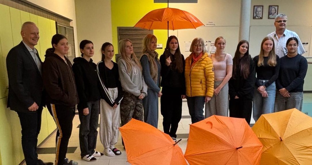 Foto:Lebersorger Präsidentinnen Ingrid Lebersorger und Karin Einsiedler mit Schülerinnen der PTS Mank-Melk und BM Martin Leonhardsberger und Direktor Rupf