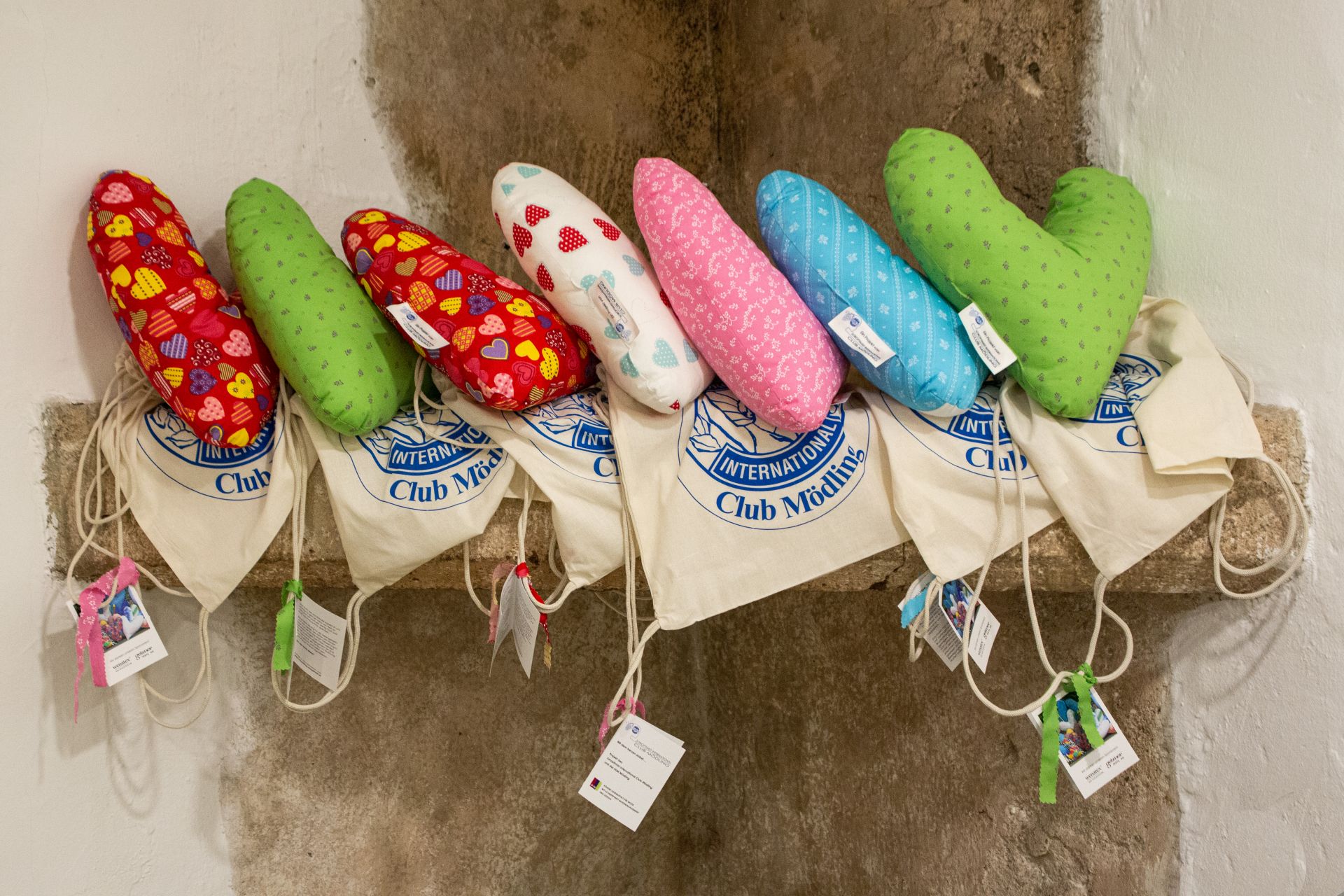 Bunte Polster in Herzform