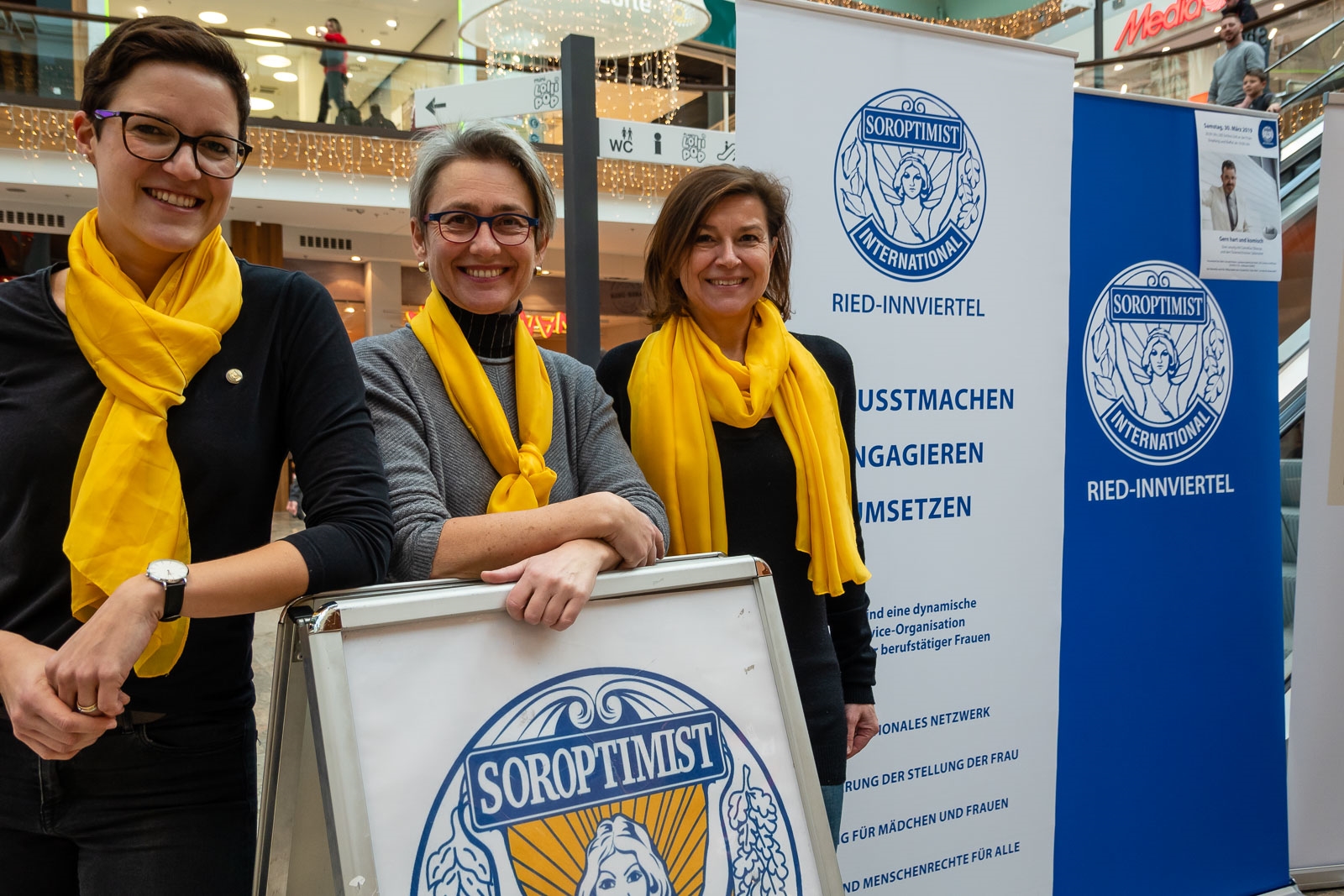 Verkaufsstand beim Adventmarkt mit allerlei Selbstgebasteltem