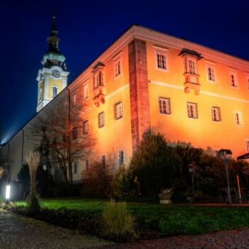 Orange the World 2020: Stift Schlägl erstrahlt in orangem Licht