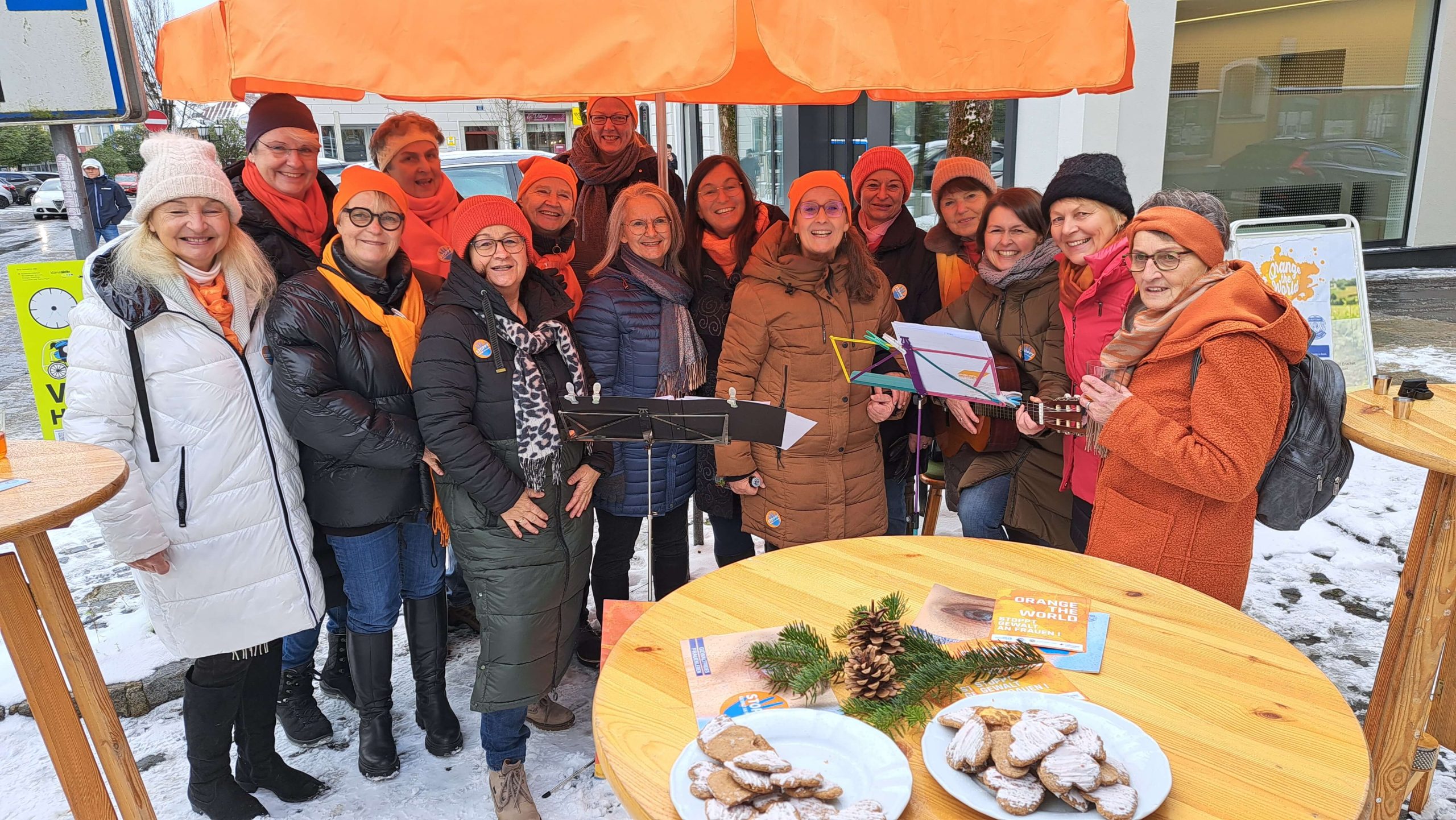 „Orange the World“ am Rohrbacher Wochenmarkt
