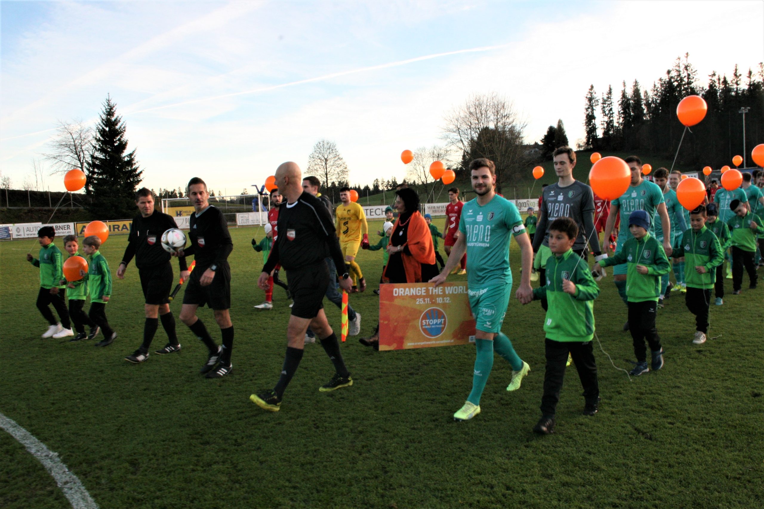 Soroptimistinnen setzten am Fußballplatz ein oranges Zeichen gegen Gewalt an Frauen